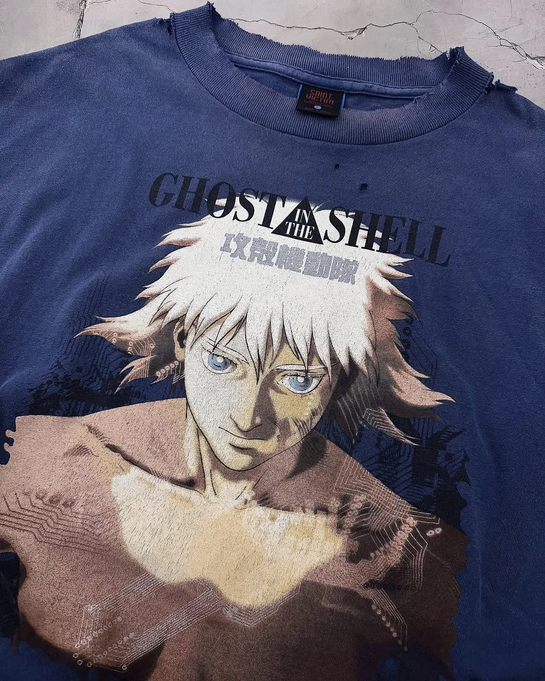 SAINT Mxxxxxx × Ghost in the Shell GS_SS TEE/GST IN THE SHELL/NVY Ghost in the Shell co-branded distressed short-sleeves White-haired plain character TEE Washed blue S-XL Look for the cylindrical fabric with no side seams. The open width is almost meaningless Asut ready-made garments dyed The whole piece is sprayed with horsetail. The collar and cuffs are faded. The collar and cuffs are frayed. Many hangings are worn. The oversized printing position restores the authenticity level. Customized joint main mark/wash mark/with little angel anti-counterfeiting mark